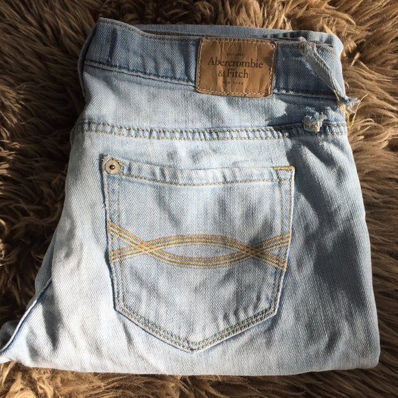Abercrombie & Fitch light wash slim leg jeans - size 2 - Picture 1 of 10